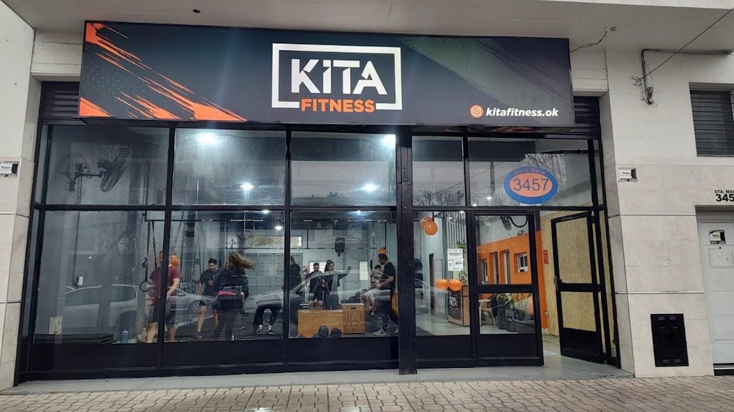 Fachada de KITA FITNESS en San Justo con cartel naranja y negro